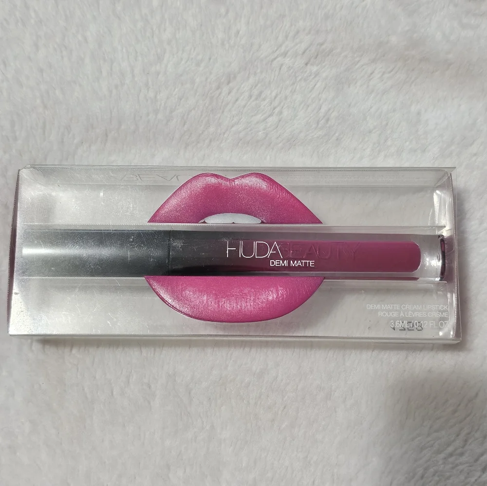 Huda Beauty: Demi Matte Lipstick -BNIB!